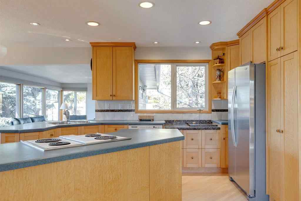 MLS® A2264635 - 2712 Crawford Road NW in Charleswood Calgary, Residential