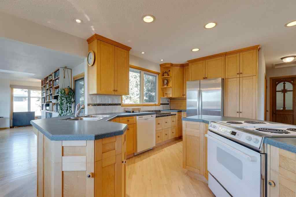 MLS® A2264635 - 2712 Crawford Road NW in Charleswood Calgary, Residential