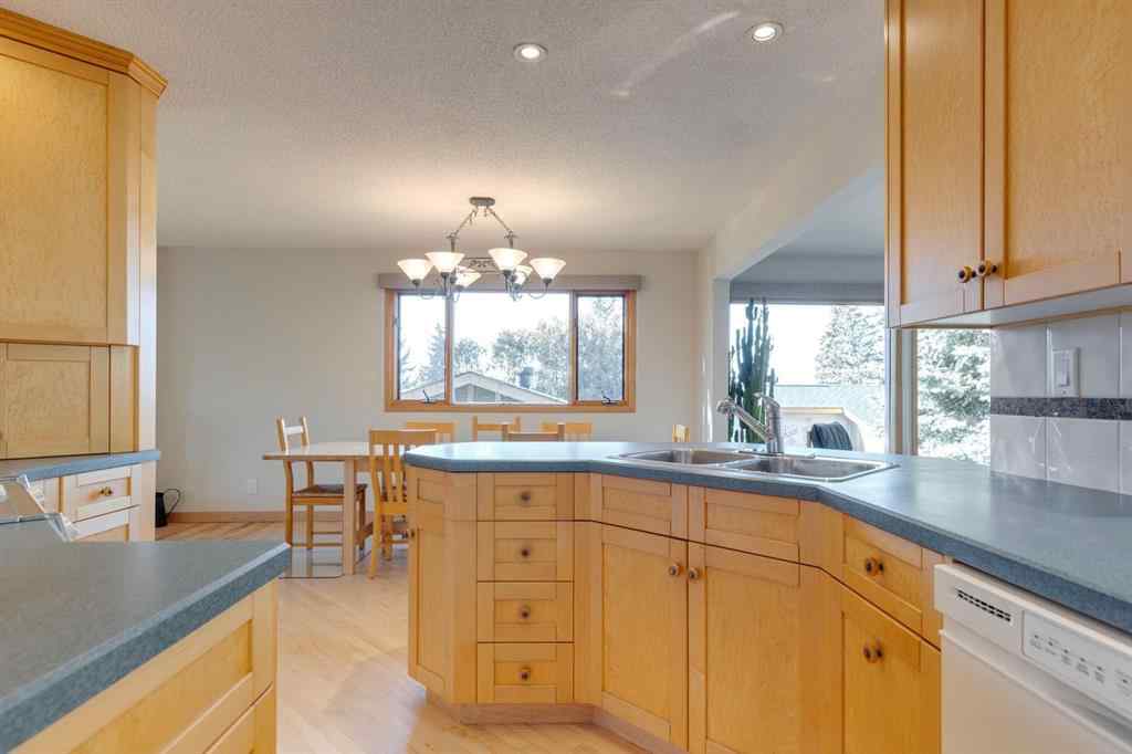 MLS® A2264635 - 2712 Crawford Road NW in Charleswood Calgary, Residential