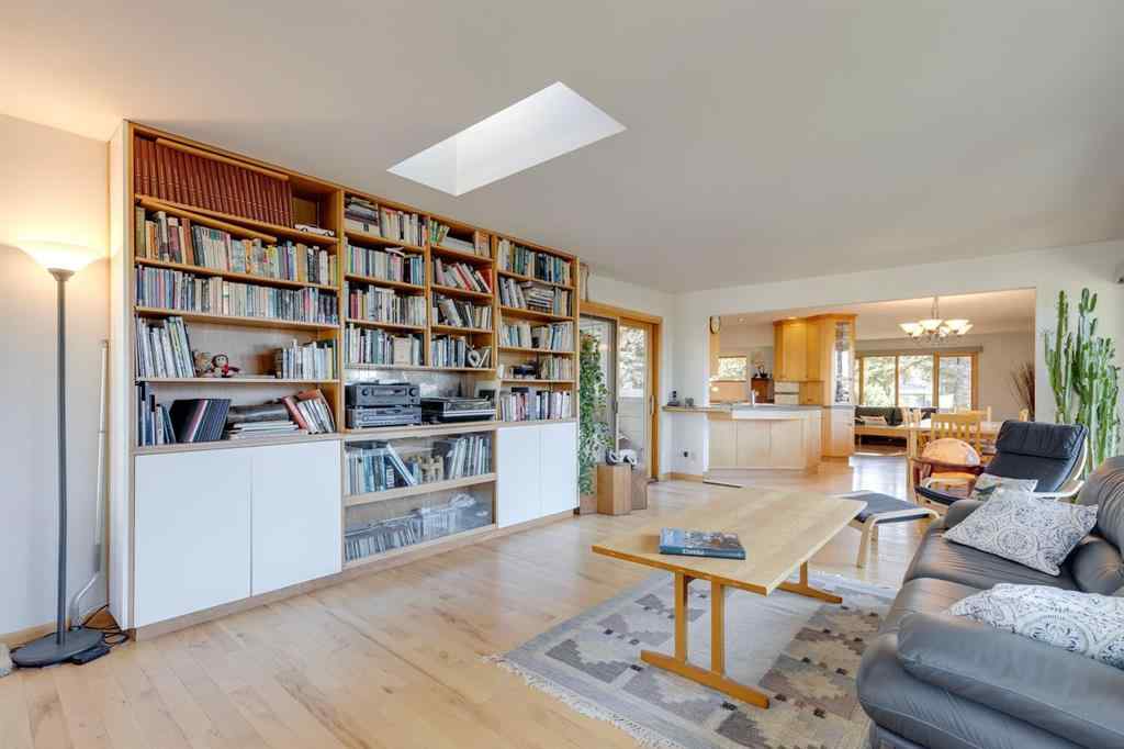 MLS® A2264635 - 2712 Crawford Road NW in Charleswood Calgary, Residential