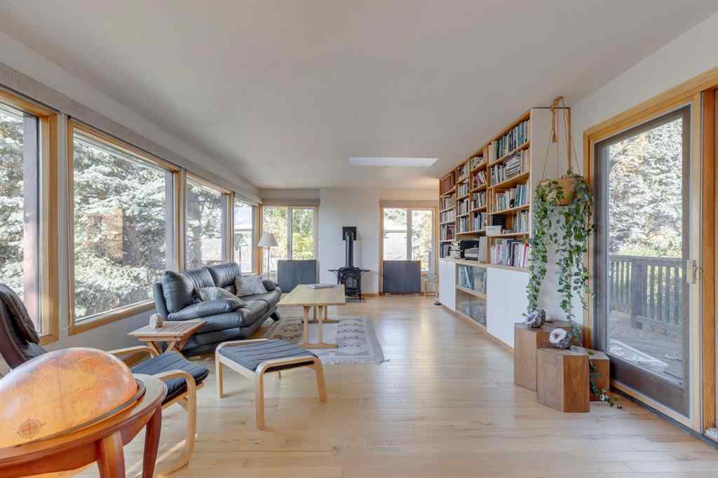 MLS® A2264635 - 2712 Crawford Road NW in Charleswood Calgary, Residential