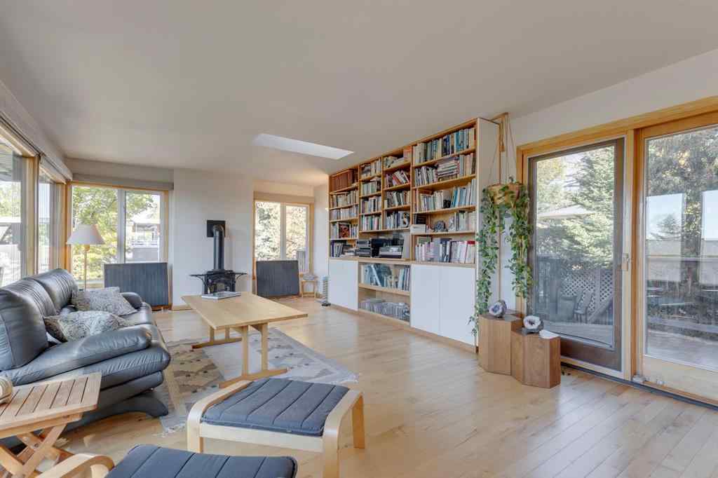 MLS® A2264635 - 2712 Crawford Road NW in Charleswood Calgary, Residential