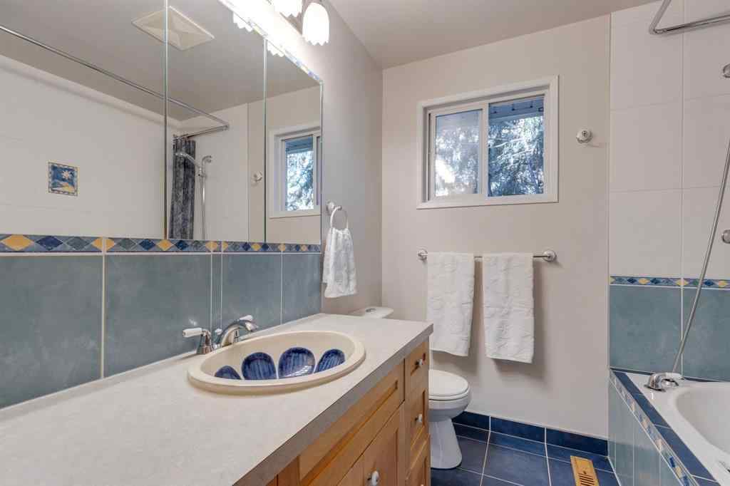 MLS® A2264635 - 2712 Crawford Road NW in Charleswood Calgary, Residential