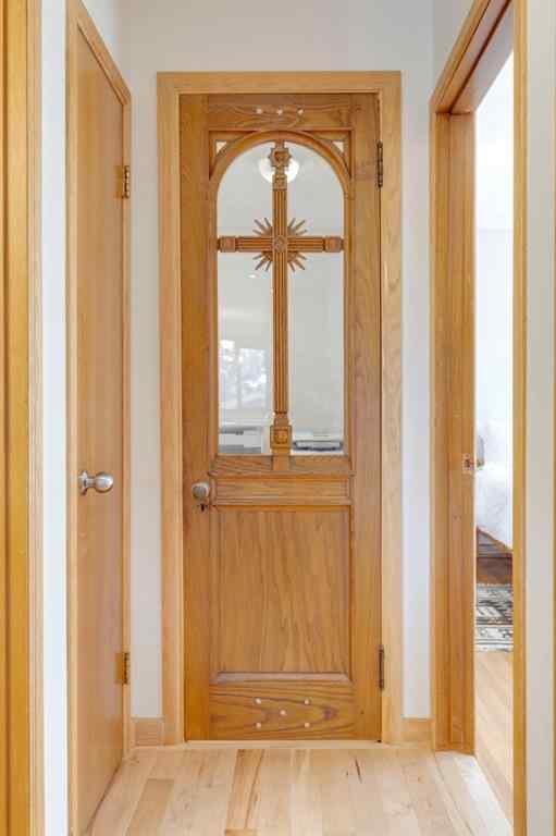 MLS® A2264635 - 2712 Crawford Road NW in Charleswood Calgary, Residential