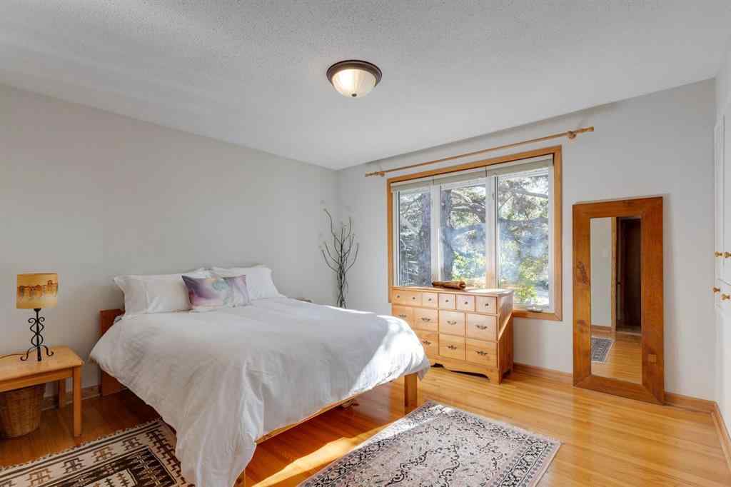 MLS® A2264635 - 2712 Crawford Road NW in Charleswood Calgary, Residential