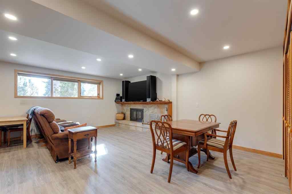 MLS® A2264635 - 2712 Crawford Road NW in Charleswood Calgary, Residential