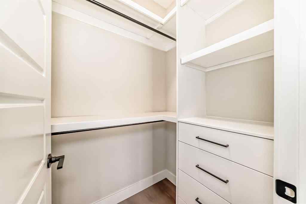 MLS® A2264653 - 2528 7 Avenue NW in West Hillhurst Calgary, Residential