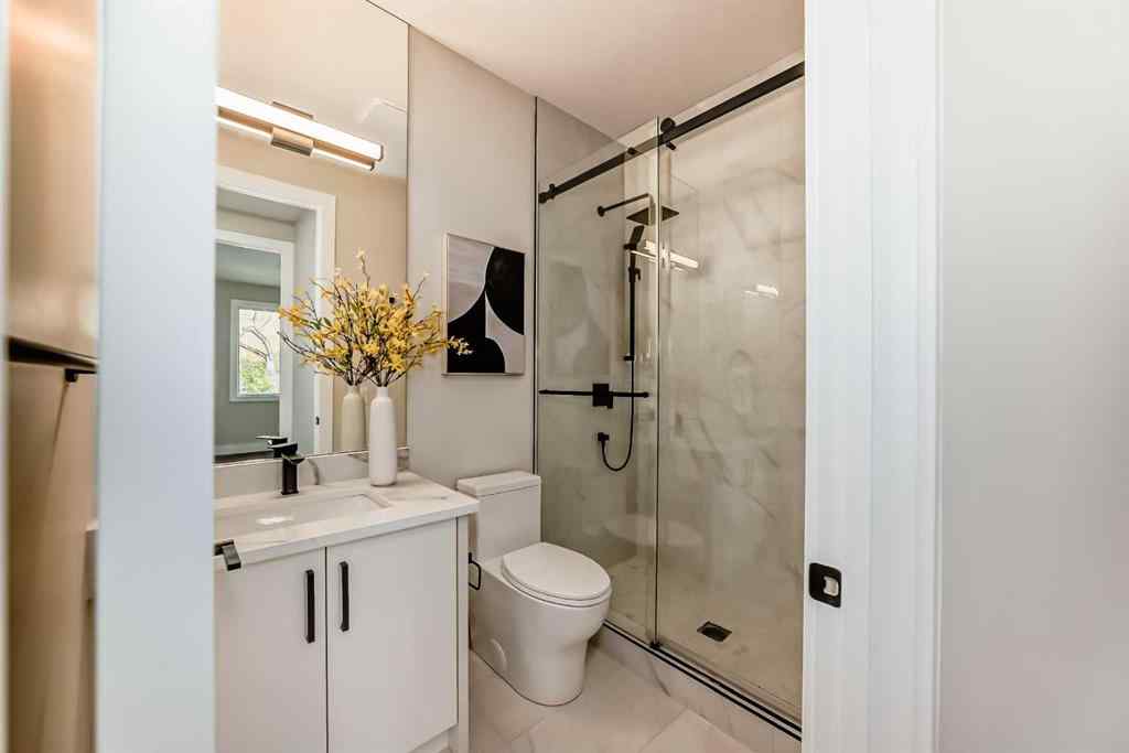 MLS® A2264653 - 2528 7 Avenue NW in West Hillhurst Calgary, Residential