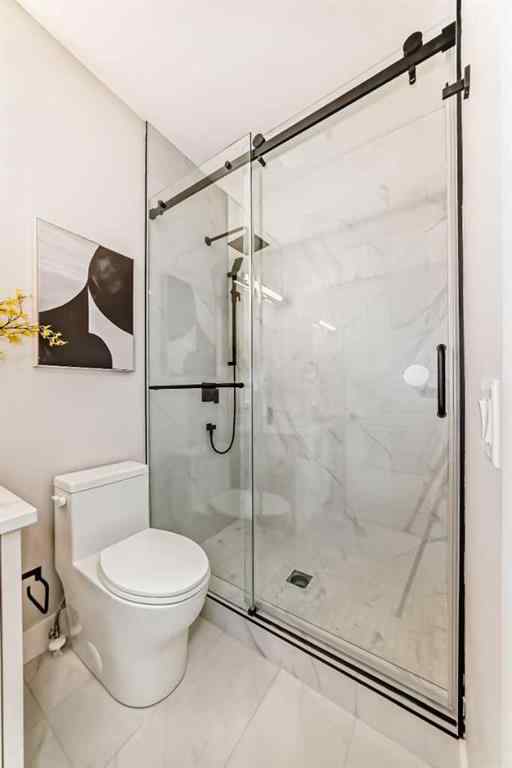 MLS® A2264653 - 2528 7 Avenue NW in West Hillhurst Calgary, Residential