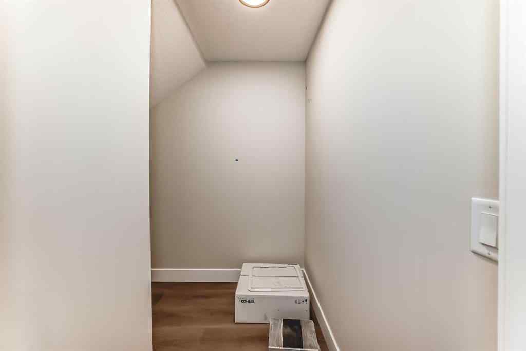 MLS® A2264653 - 2528 7 Avenue NW in West Hillhurst Calgary, Residential