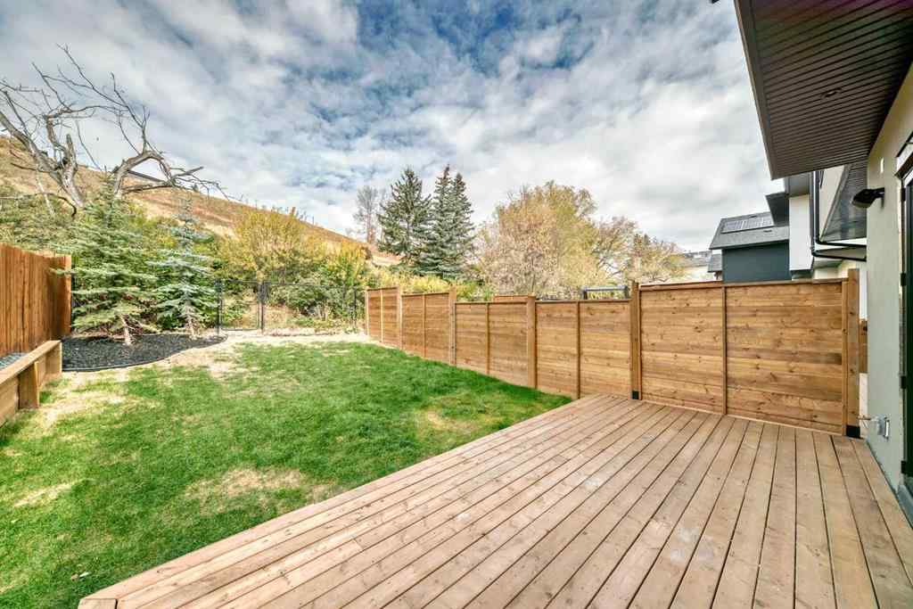 MLS® A2264653 - 2528 7 Avenue NW in West Hillhurst Calgary, Residential