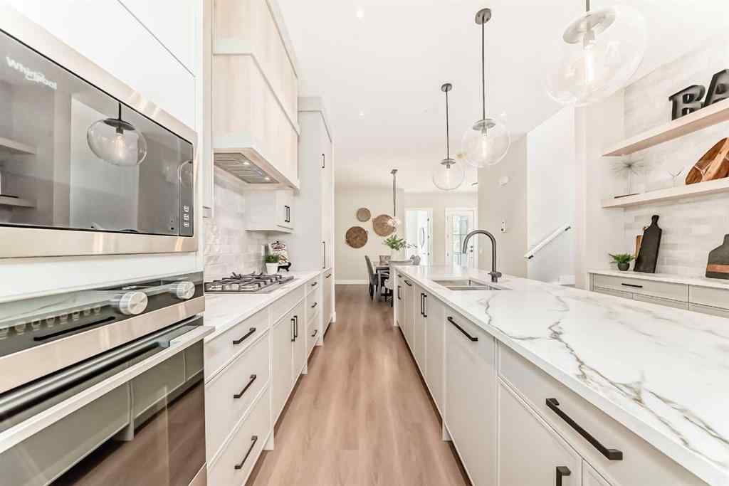 MLS® A2264653 - 2528 7 Avenue NW in West Hillhurst Calgary, Residential