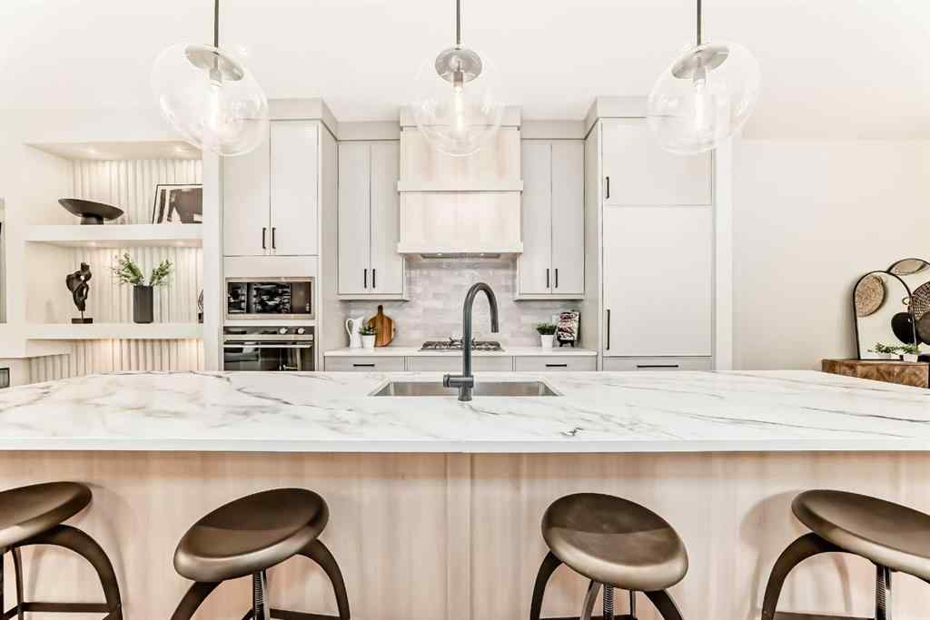 MLS® A2264653 - 2528 7 Avenue NW in West Hillhurst Calgary, Residential