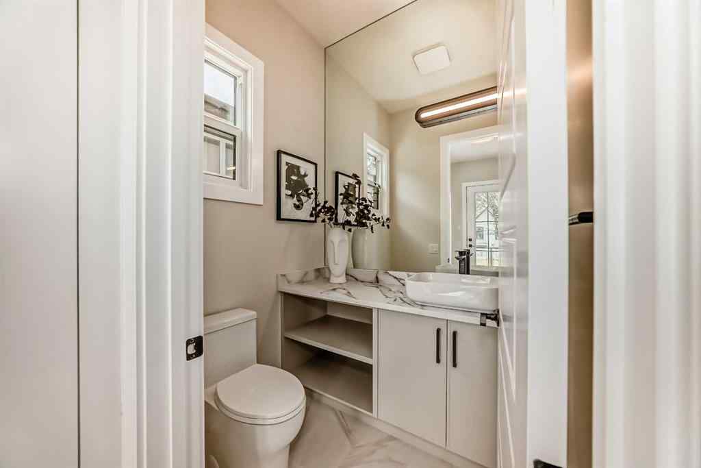 MLS® A2264653 - 2528 7 Avenue NW in West Hillhurst Calgary, Residential