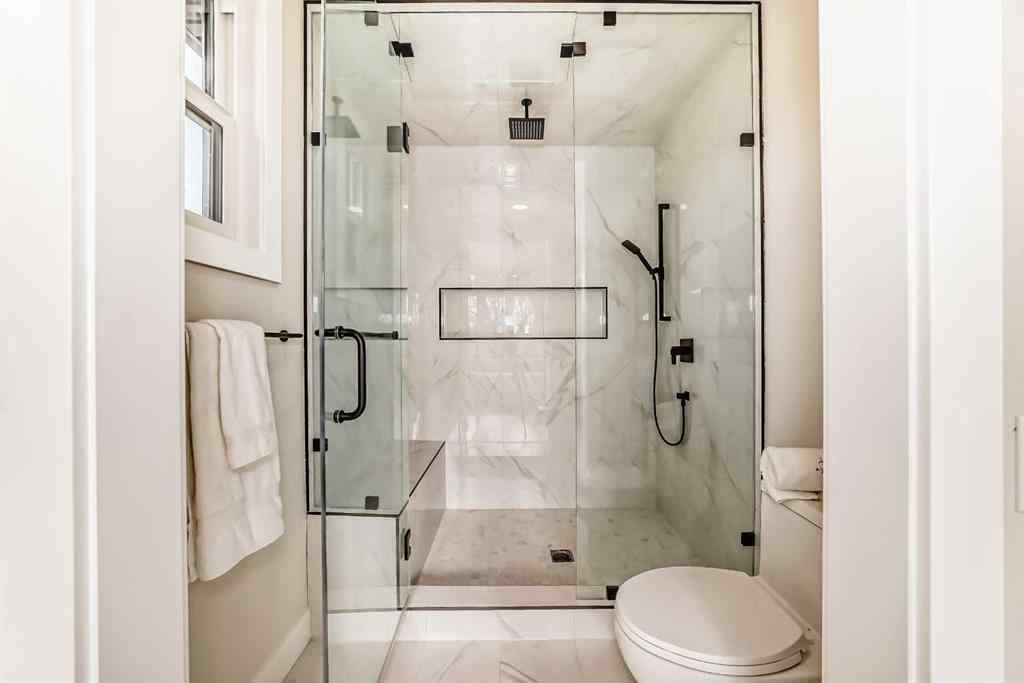 MLS® A2264653 - 2528 7 Avenue NW in West Hillhurst Calgary, Residential