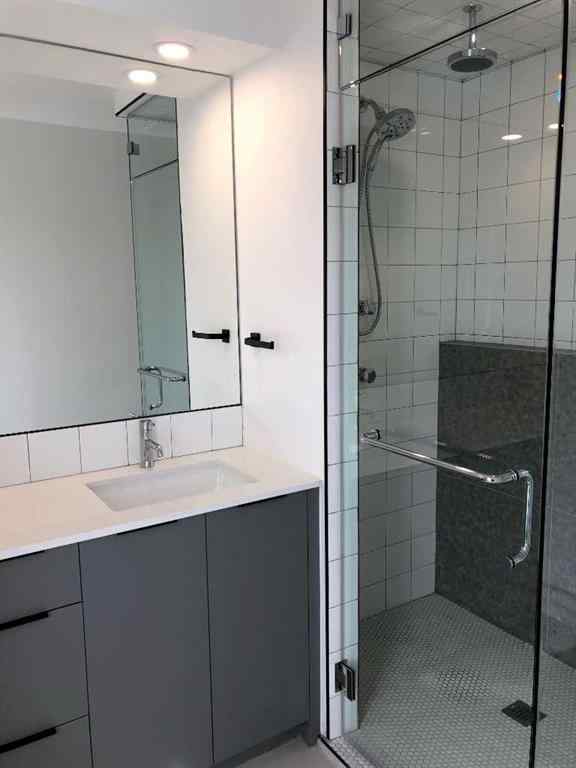 MLS® A2264676 - 2102 5 Avenue NW in West Hillhurst Calgary, Commercial