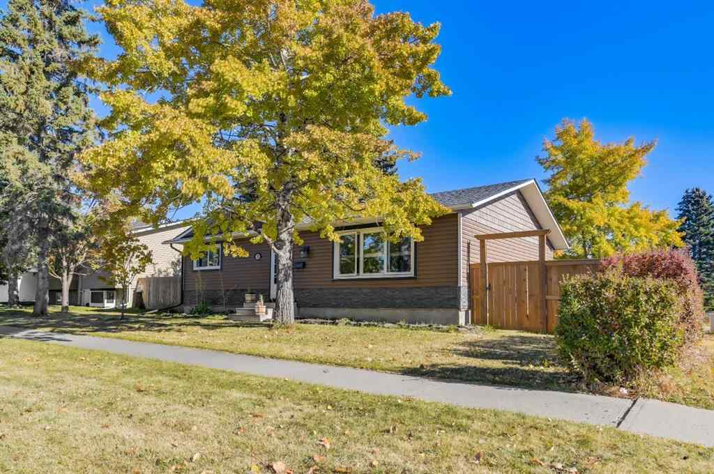 MLS® A2264693 - 828 Queensland Drive SE in Queensland Calgary, Residential