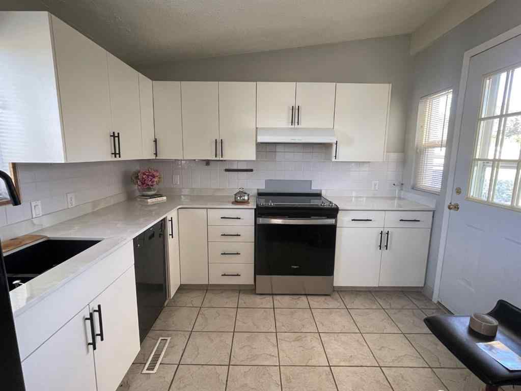 MLS® A2264794 - 116 Selkirk Drive SW in Southwood Calgary, Residential