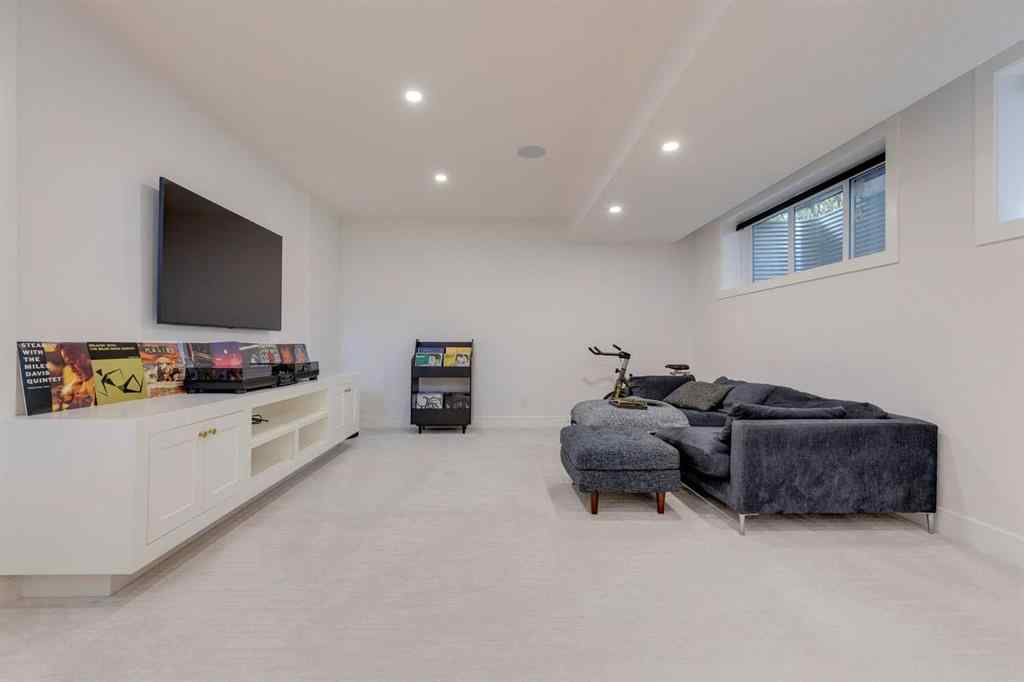 MLS® A2264795 - 2720 4 Avenue NW in West Hillhurst Calgary, Residential