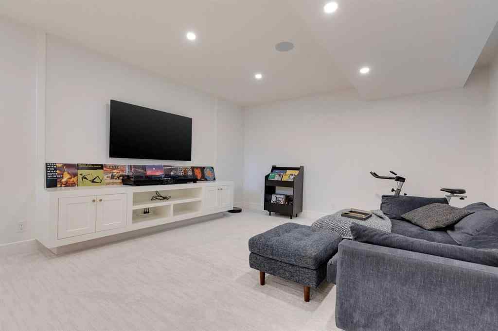 MLS® A2264795 - 2720 4 Avenue NW in West Hillhurst Calgary, Residential