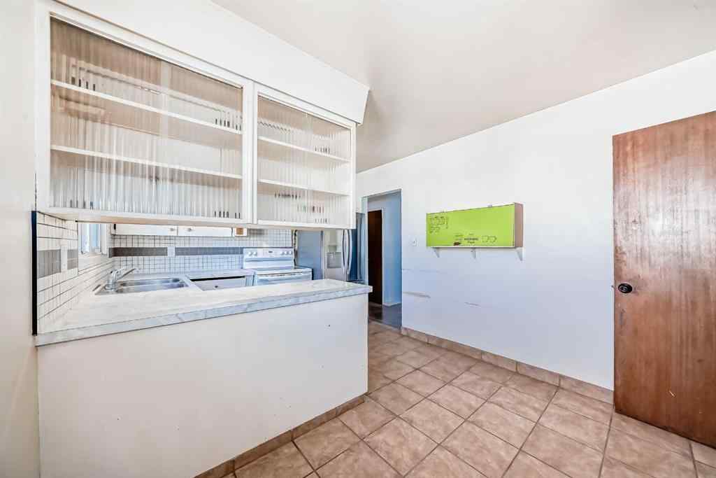 MLS® A2264800 - 808 Avonlea Place SE in Acadia Calgary, Residential