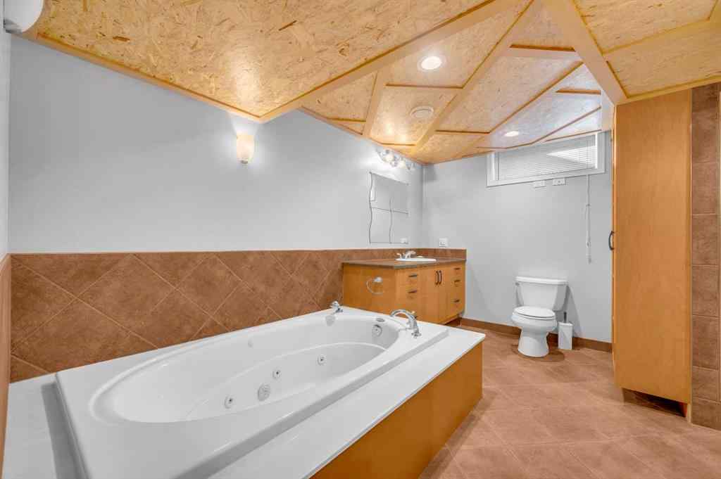 MLS® A2264807 - 10012 Willowview Road SE in Willow Park Calgary, Residential