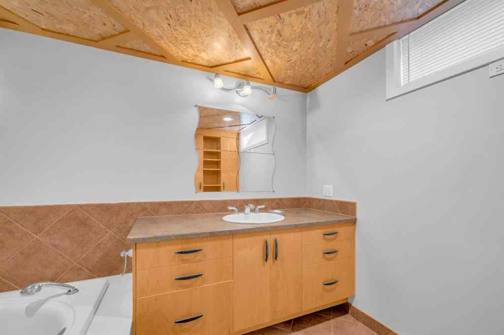 MLS® A2264807 - 10012 Willowview Road SE in Willow Park Calgary, Residential