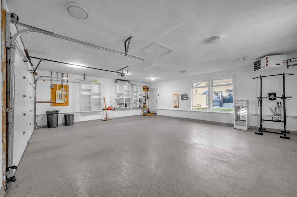 MLS® A2264807 - 10012 Willowview Road SE in Willow Park Calgary, Residential