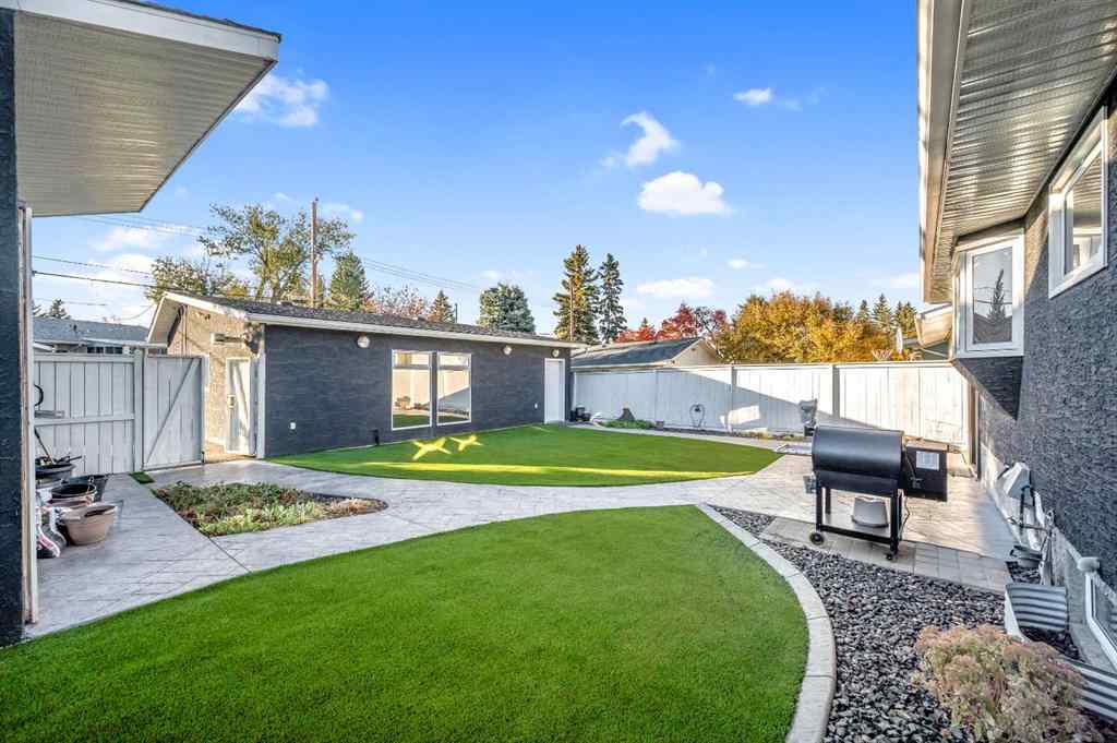 MLS® A2264807 - 10012 Willowview Road SE in Willow Park Calgary, Residential