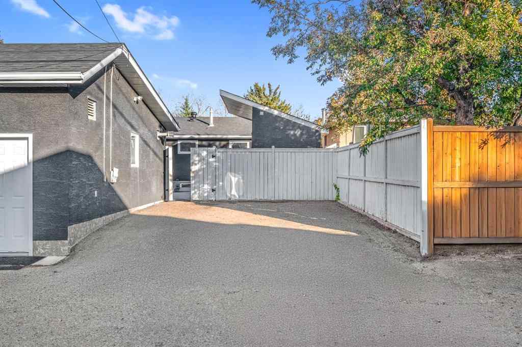 MLS® A2264807 - 10012 Willowview Road SE in Willow Park Calgary, Residential