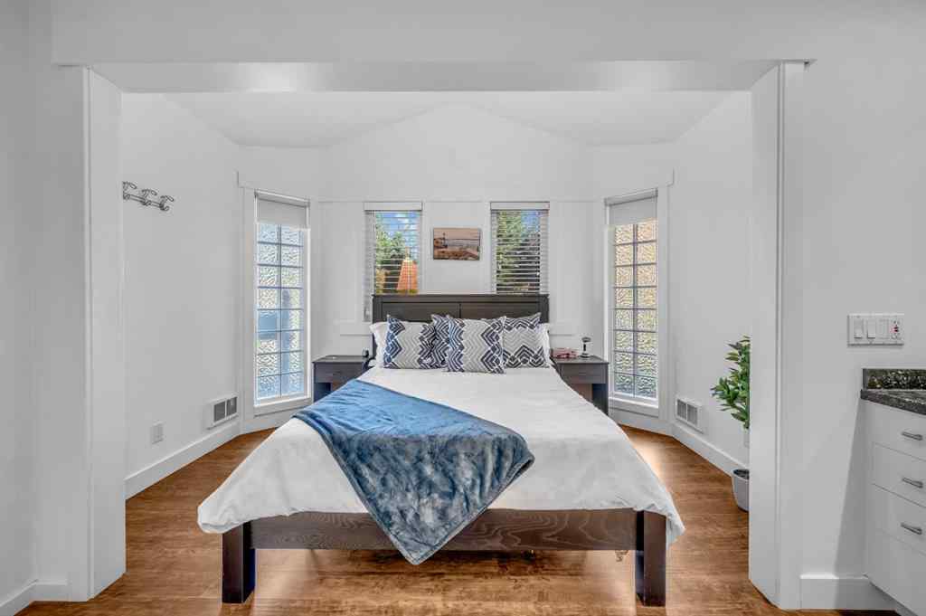 MLS® A2264807 - 10012 Willowview Road SE in Willow Park Calgary, Residential