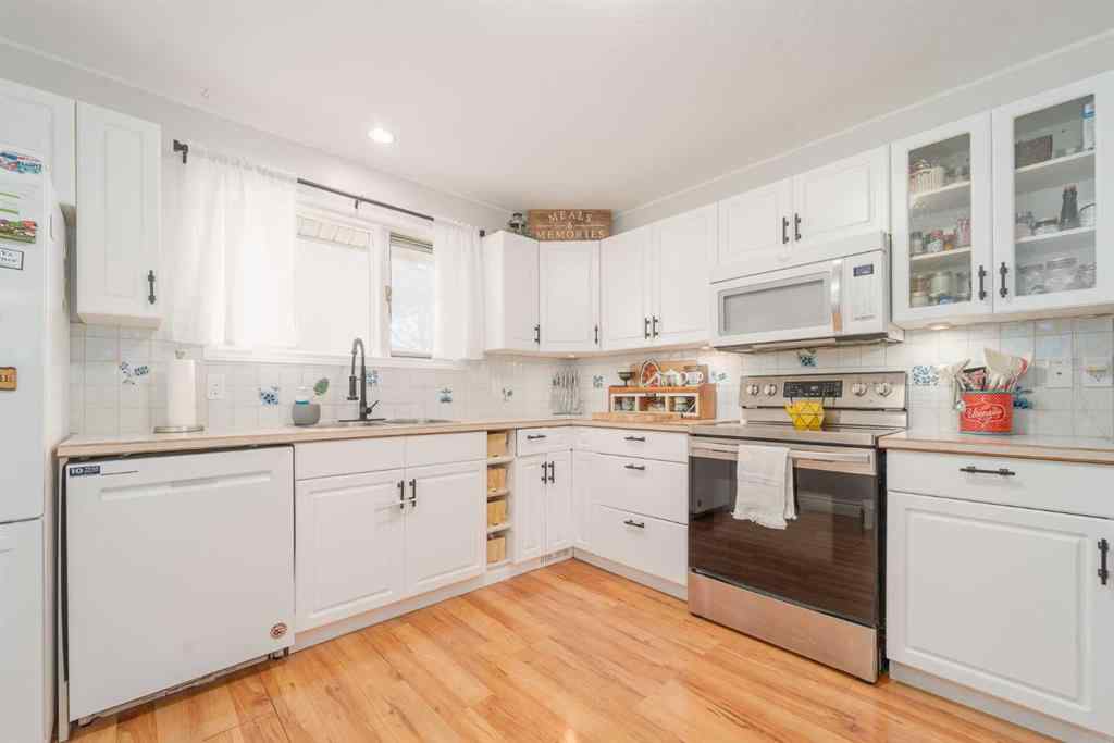 MLS® A2264842 - 5104 2 Street  in NONE Coalhurst, Residential