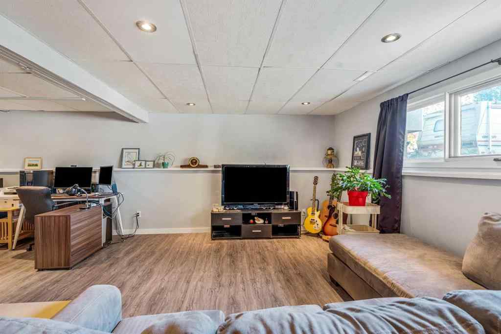 MLS® A2264843 - 75 Oxford Road W in Varsity Village Lethbridge, Residential