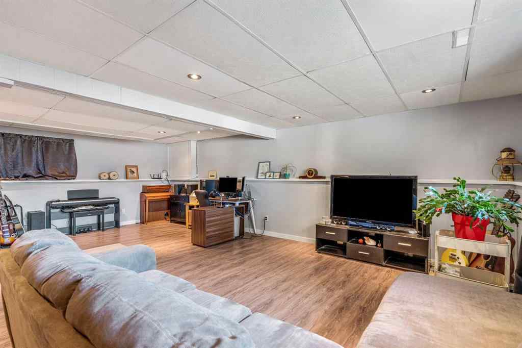 MLS® A2264843 - 75 Oxford Road W in Varsity Village Lethbridge, Residential