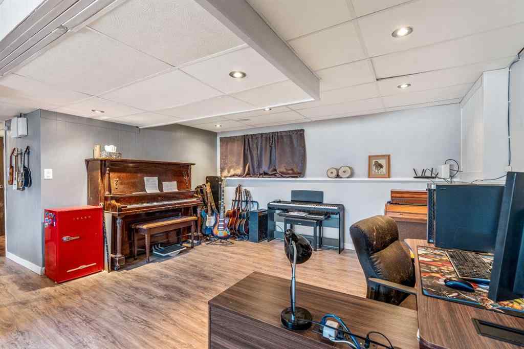 MLS® A2264843 - 75 Oxford Road W in Varsity Village Lethbridge, Residential