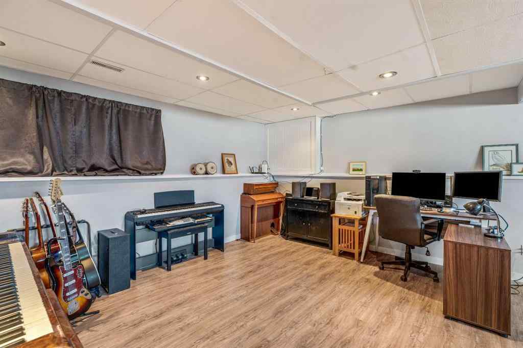 MLS® A2264843 - 75 Oxford Road W in Varsity Village Lethbridge, Residential