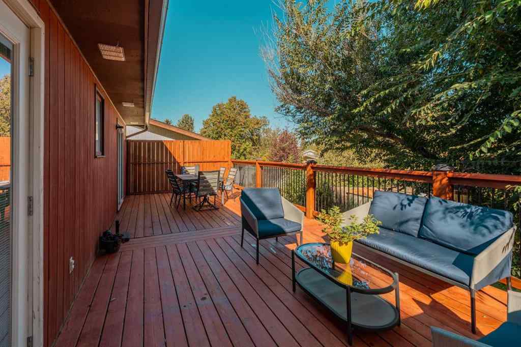 MLS® A2264843 - 75 Oxford Road W in Varsity Village Lethbridge, Residential