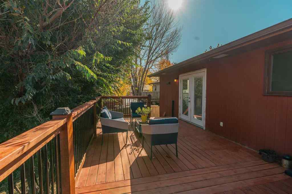 MLS® A2264843 - 75 Oxford Road W in Varsity Village Lethbridge, Residential