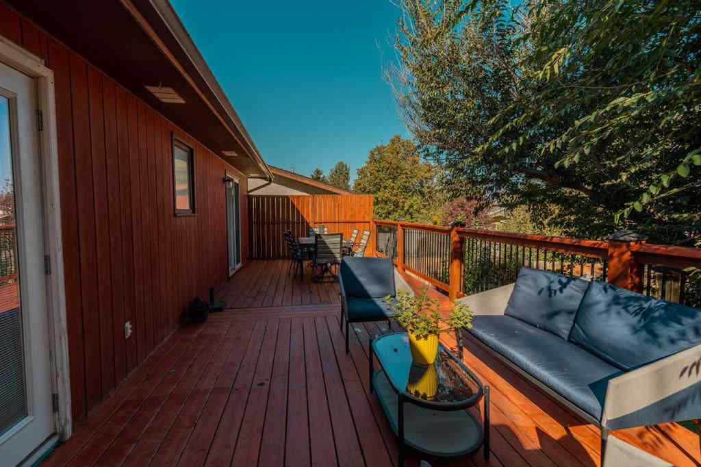 MLS® A2264843 - 75 Oxford Road W in Varsity Village Lethbridge, Residential