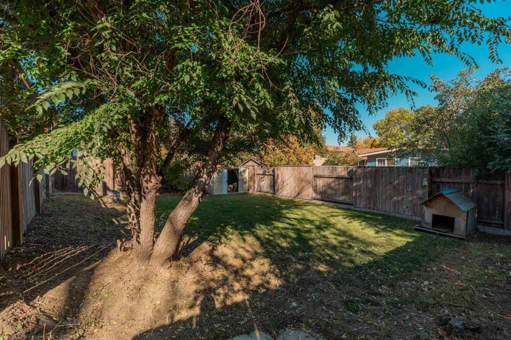 MLS® A2264843 - 75 Oxford Road W in Varsity Village Lethbridge, Residential