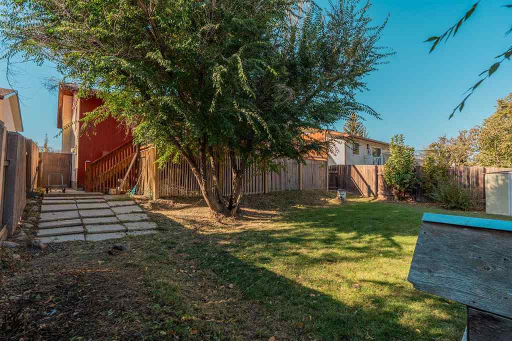 MLS® A2264843 - 75 Oxford Road W in Varsity Village Lethbridge, Residential