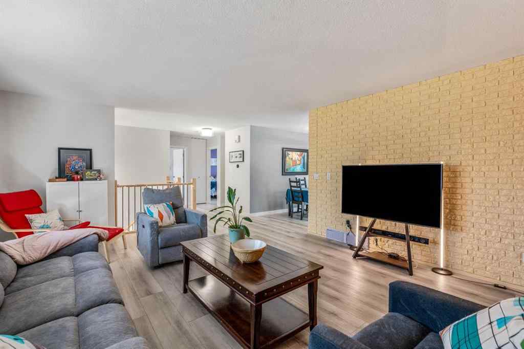 MLS® A2264843 - 75 Oxford Road W in Varsity Village Lethbridge, Residential