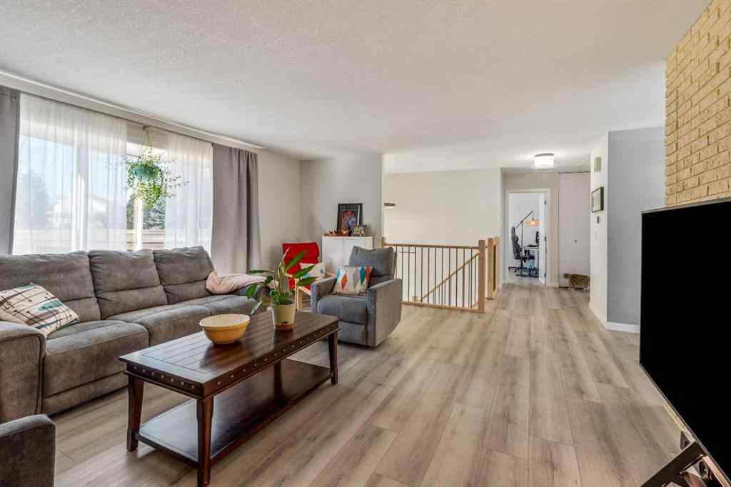 MLS® A2264843 - 75 Oxford Road W in Varsity Village Lethbridge, Residential
