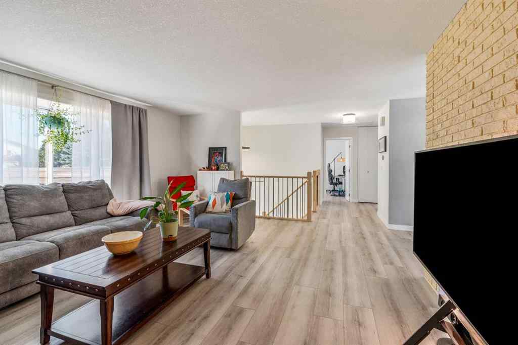 MLS® A2264843 - 75 Oxford Road W in Varsity Village Lethbridge, Residential