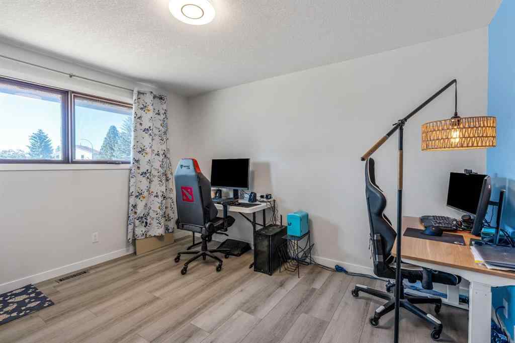 MLS® A2264843 - 75 Oxford Road W in Varsity Village Lethbridge, Residential