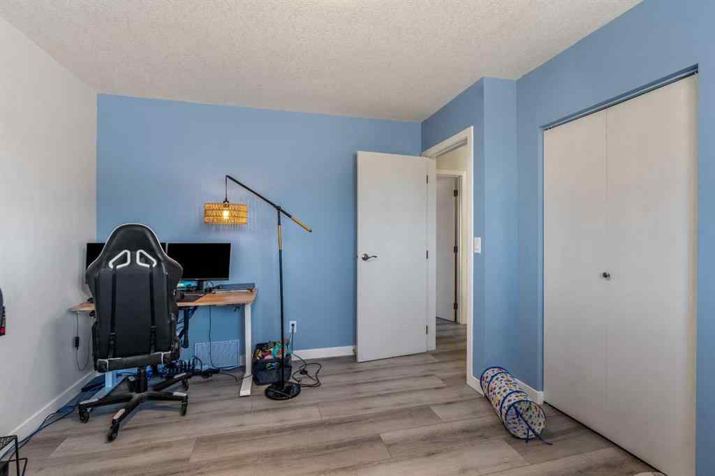 MLS® A2264843 - 75 Oxford Road W in Varsity Village Lethbridge, Residential