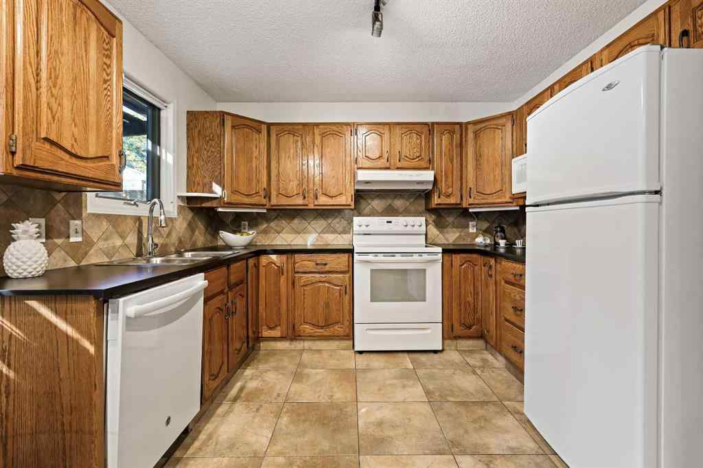 MLS® A2264866 - 139 Stratton Crescent SW in Strathcona Park Calgary, Residential