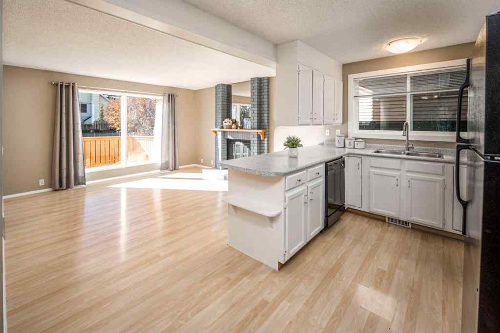 MLS® A2264872 - 27 Strathearn Crescent SW in Strathcona Park Calgary, Residential