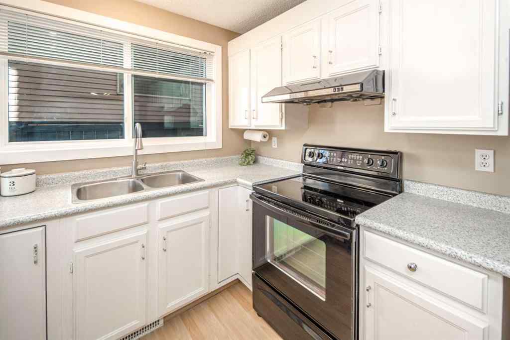 MLS® A2264872 - 27 Strathearn Crescent SW in Strathcona Park Calgary, Residential