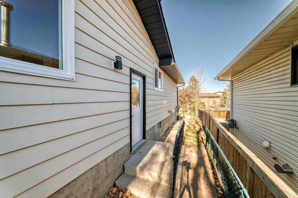 MLS® A2264876 - 946 Berkley Drive NW in Beddington Heights Calgary, Residential